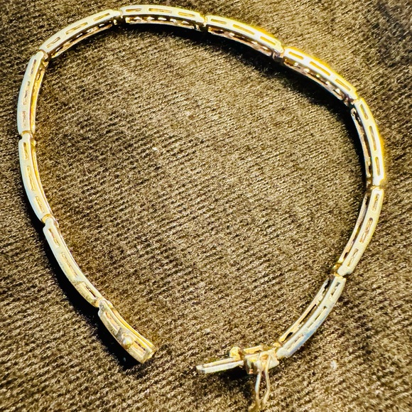 14Kt yellow gold diamond bracelet with 66 melee diamonds. - Picture 4 of 4